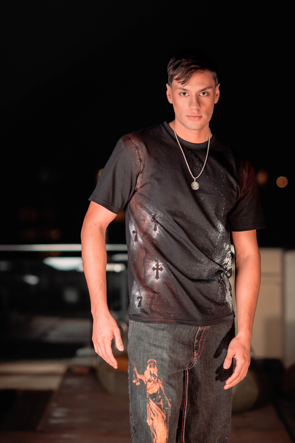 Divine Justice — polera negra en modelo