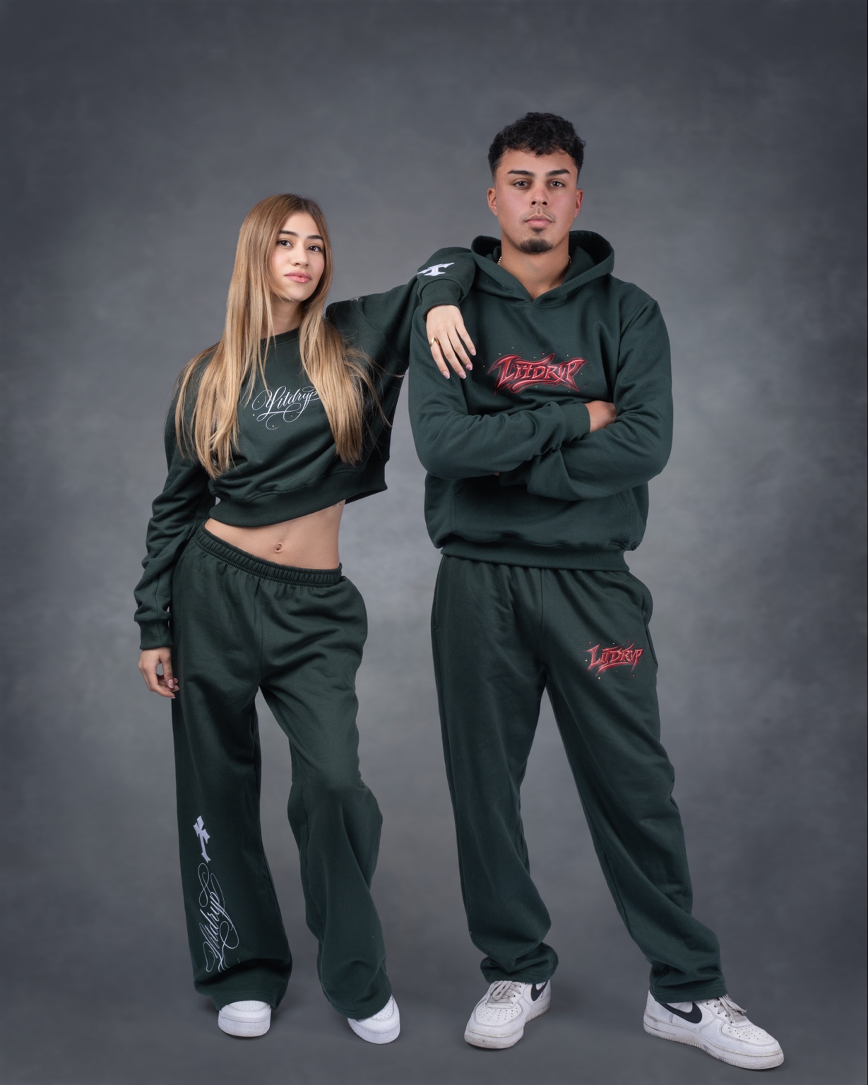 Dos modelos con conjuntos verdes originales de Litdryp