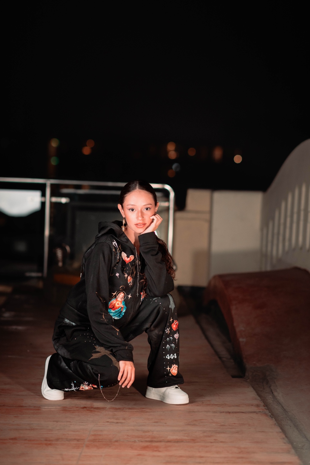 Saint in Black — detalle del conjunto en modelo
